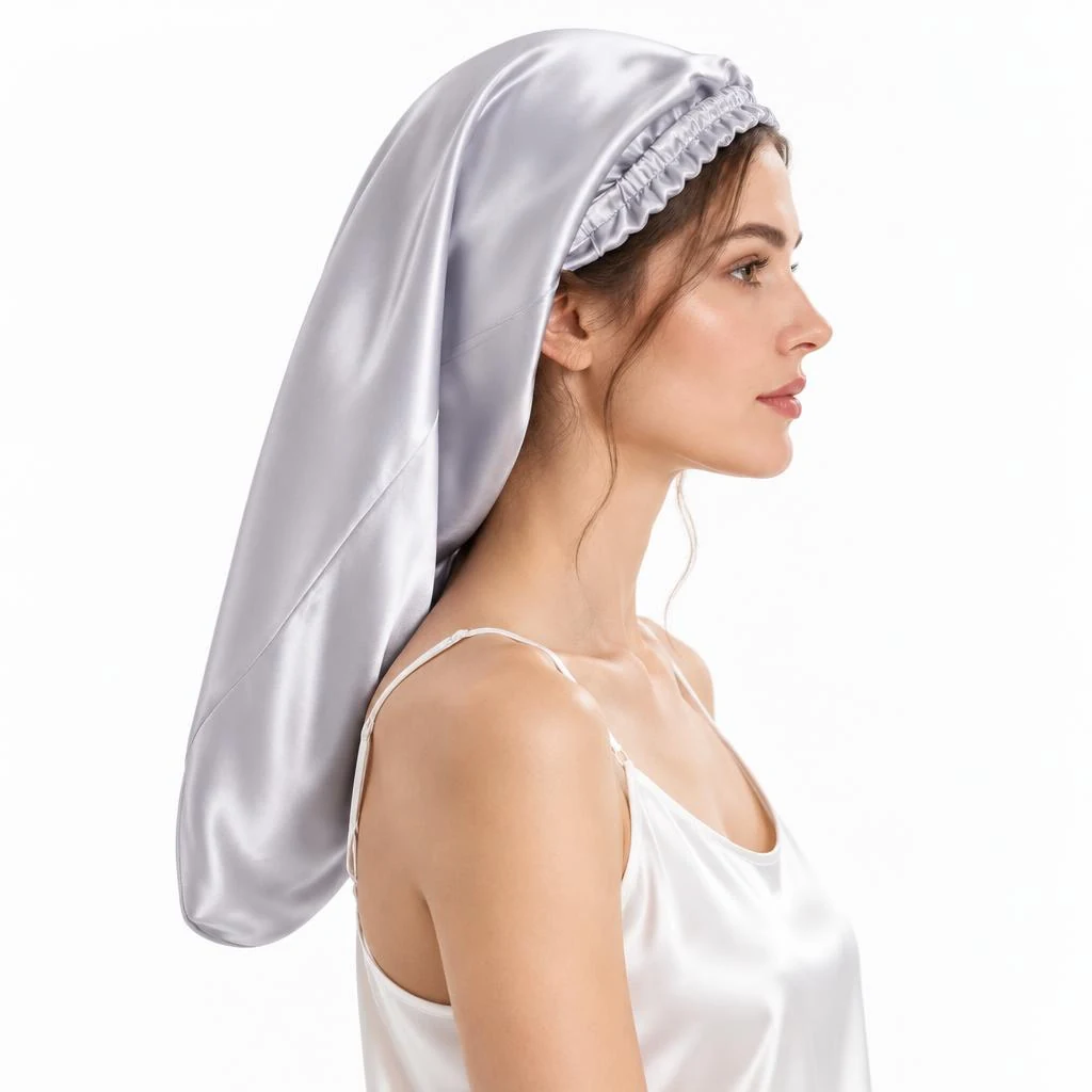 Modelo luciendo Gorro de Seda para Pelo Largo y Rizado - Gris Plata