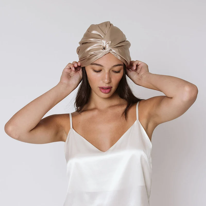 Gorro de Seda de Morera Estándar - Oro Cálido - Retrato con modelo y ajuste de banda cruzada